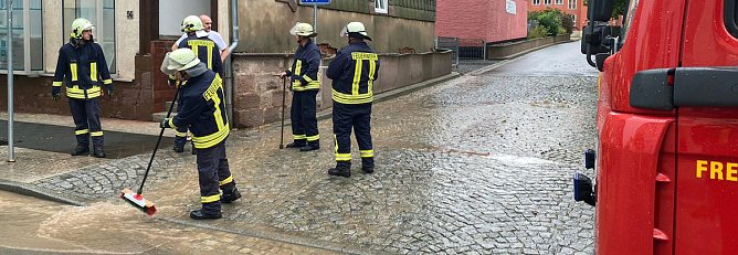 Viel Regen in kurzer Zeit: Feuerwehr im Einsatz (Foto: Silvio Dietzel) Viel Regen in kurzer Zeit: Feuerwehr im Einsatz (Foto: Silvio Dietzel)