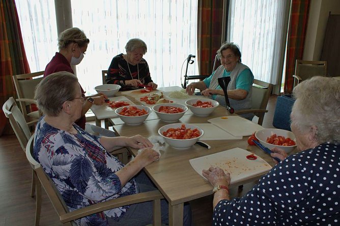 Sommer ist Tomatenzeit (Foto: AWO-Seniorenresedenz) Sommer ist Tomatenzeit (Foto: AWO-Seniorenresedenz)