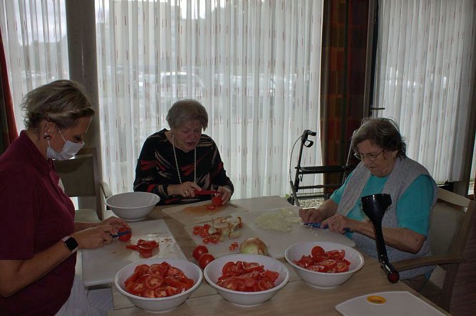 Sommer ist Tomatenzeit (Foto: AWO-Seniorenresedenz) Sommer ist Tomatenzeit (Foto: AWO-Seniorenresedenz)