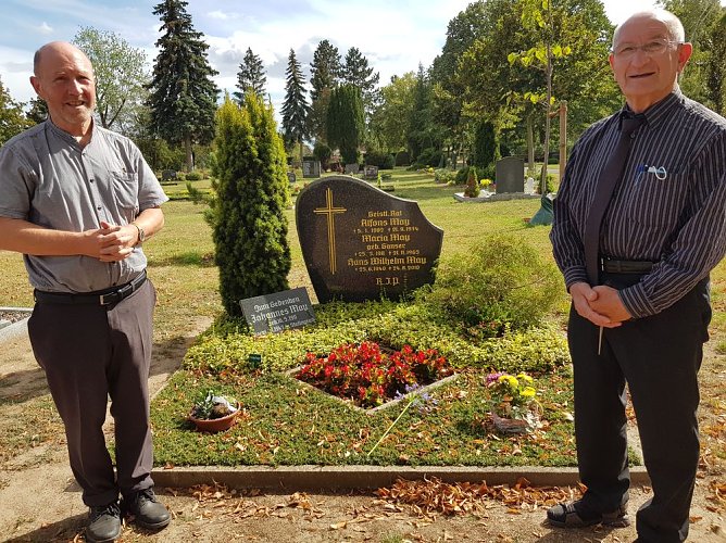 Besuch am Grab des Sondersh&auml;user Chronisten Wilhelm May (Foto: Die Sondersh&auml;user)