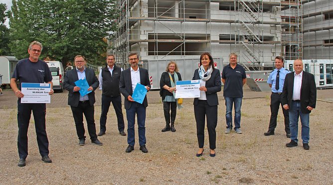 Innenstaatssekretär mit Förderbescheiden für Feuerwehrfahrzeuge (Foto: Karl-Heinz Herrmann) Innenstaatssekretär mit Förderbescheiden für Feuerwehrfahrzeuge (Foto: Karl-Heinz Herrmann)