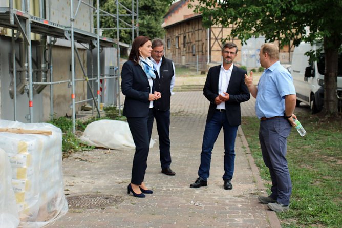 Innenstaatssekretär mit Förderbescheiden für Feuerwehrfahrzeuge (Foto: Karl-Heinz Herrmann) Innenstaatssekretär mit Förderbescheiden für Feuerwehrfahrzeuge (Foto: Karl-Heinz Herrmann)