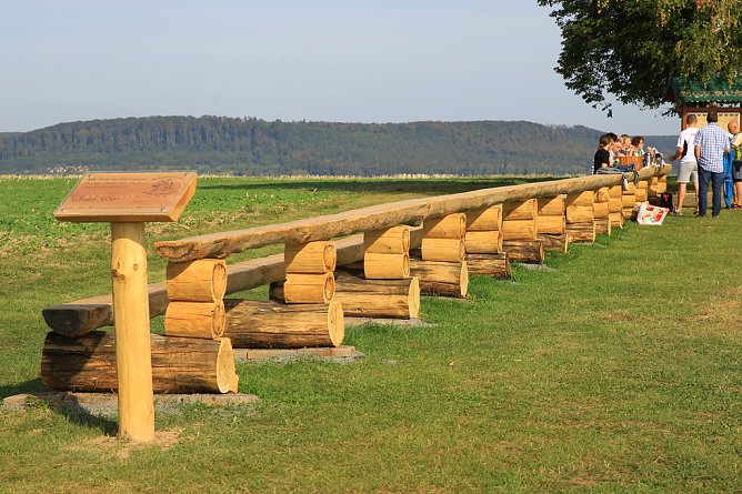 Die längste Bank aus einem Stamm steht jetzt im Eichsfeld (Foto: S. Dietzel) Die längste Bank aus einem Stamm steht jetzt im Eichsfeld (Foto: S. Dietzel)