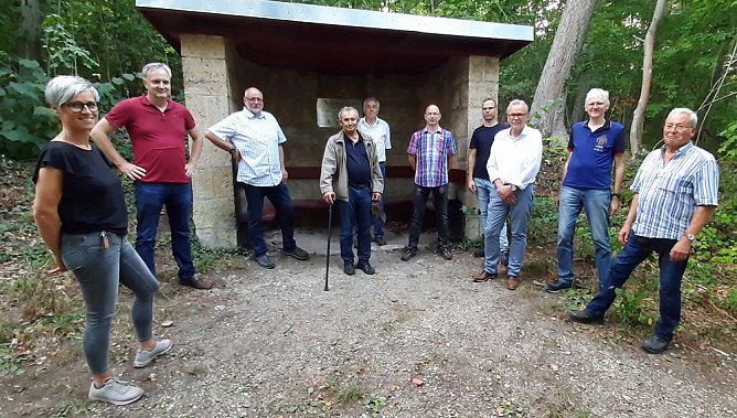 Ausflug zur renovierten Schutzhütte (Foto: Karl-Heinz Herrmann) Ausflug zur renovierten Schutzhütte (Foto: Karl-Heinz Herrmann)