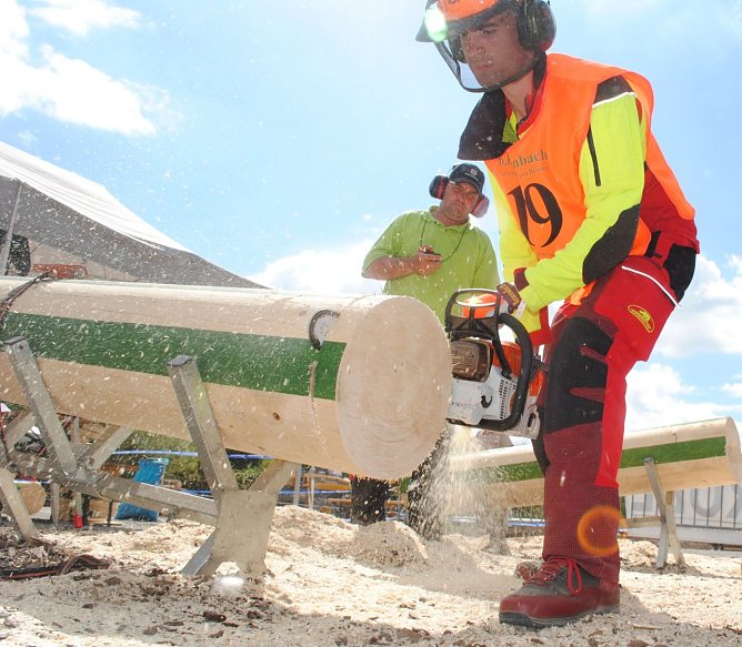 pektakul&auml;re Waldarbeitsmeisterschaften verbinden den Forstwirt-Beruf mit Hochleistungssport und gewinnen in den letzten Jahren deutlich an Popularit&auml;t (Foto: Th&uuml;ringenForst)
