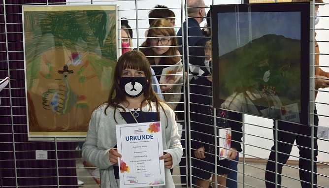 Preisträger Anastasia Weide vor ihrem Bild (Foto: F.Böhme) Preisträger Anastasia Weide vor ihrem Bild (Foto: F.Böhme)