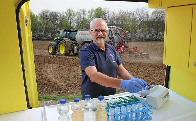 Dipl.-Phys. Harald G&uuml;lzow f&uuml;hrt eine Nitratuntersuchung am Labormobil durch (Foto: H.G&uuml;lzow)