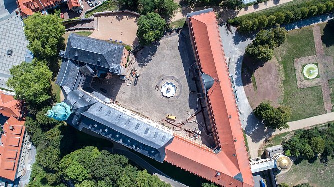 Schloss Sonderhausen, Schlosshof mit teils wieder verf&uuml;llten Gr&auml;ben im Herbst 2019 (Foto: Daniel Rimbach)