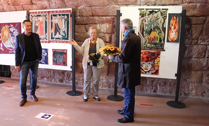 Frau Baumbach zeigt ihre Kunst (Foto: emw)