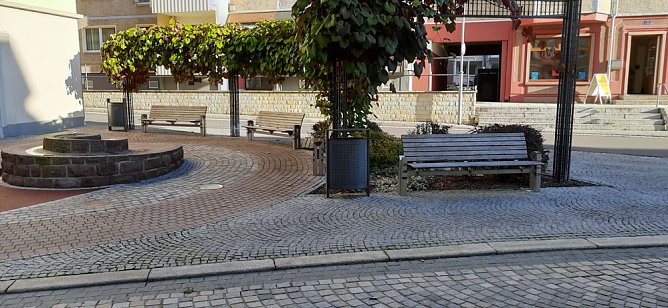 Sitzb&auml;nke in der Innenstadt werden saniert (Foto: Karl-Heinz Herrmann)