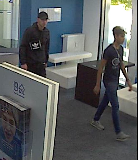 Gesuchte M&auml;nner im bestohlenen Gesch&auml;ft (Foto: PI NDH)