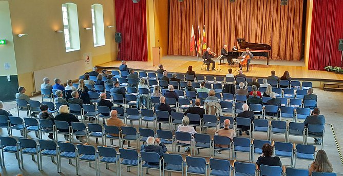 Schlecht besuchter Festakt zum Tag der deutschen Einheit (Foto: Karl-Heinz Herrmann)
