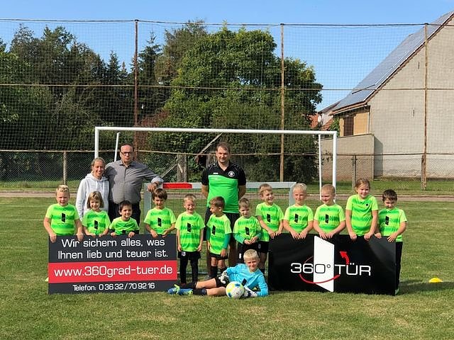 SV Badra dankt Sponsor Herr B&uuml;ttner von 360 Grad T&uuml;r GmbH (Foto: Marco Reinh&ouml;fer)