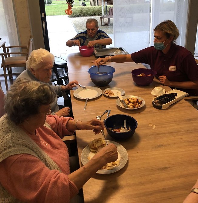 Ein Apfel am Morgen vertreibt Kummer und Sorgen (Foto: AWO-Seniorenresedenz)