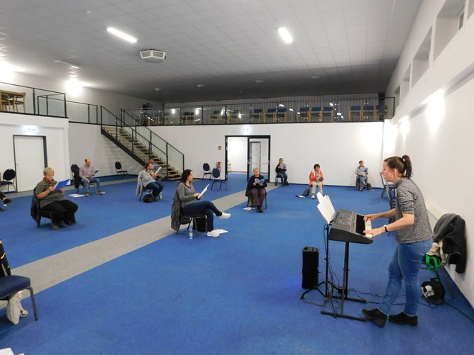 Projektsänger plus zwei Chöre trafen sich zum Proben (Foto: Peter Zimmer) Projektsänger plus zwei Chöre trafen sich zum Proben (Foto: Peter Zimmer)