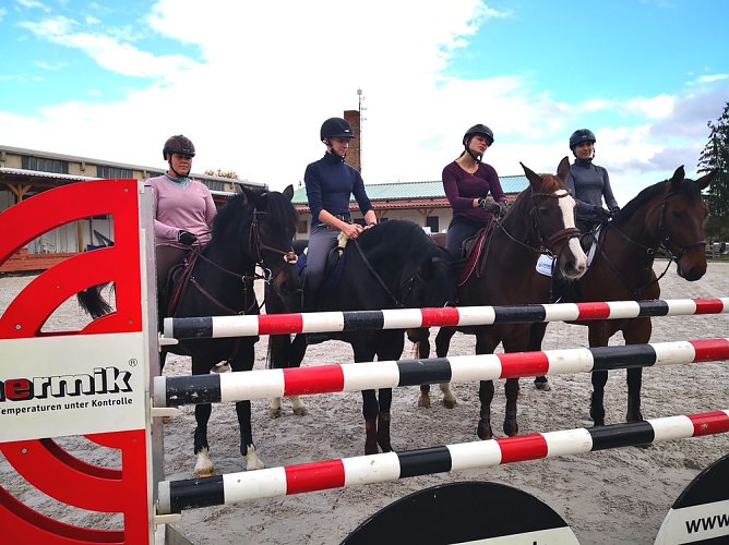 In Bellstedt Reitplatz saniert und eingeweiht (Foto: privat)