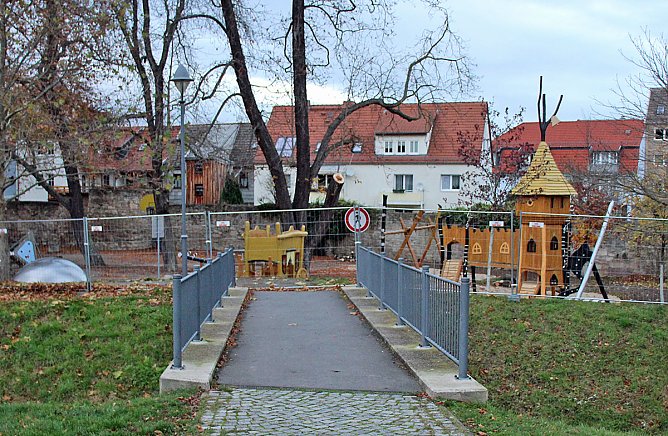 Spielplatzsanierung fast abgeschlossen (Foto: Karl-Heinz Herrmann) Spielplatzsanierung fast abgeschlossen (Foto: Karl-Heinz Herrmann)