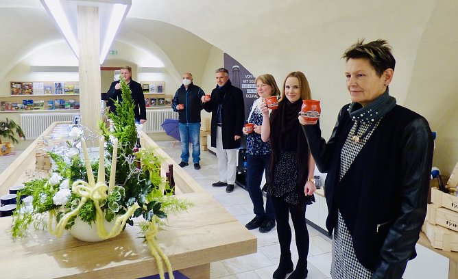 Zur Er&ouml;ffnung der Tourist � Information am neuen Standort wurden gleich die neuen Souvenirs � die Frankenh&auml;user Gl&uuml;hweintassen � eingeweiht. Die Tassen gibt es ab sofort zu kaufen. (Foto: Kur & Tourismus GmbH Bad Frankenhausen)