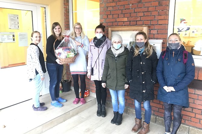 Übergabe des Präsentkorbes (Foto: Kita Hinze Kidz Oldisleben) Übergabe des Präsentkorbes (Foto: Kita Hinze Kidz Oldisleben)