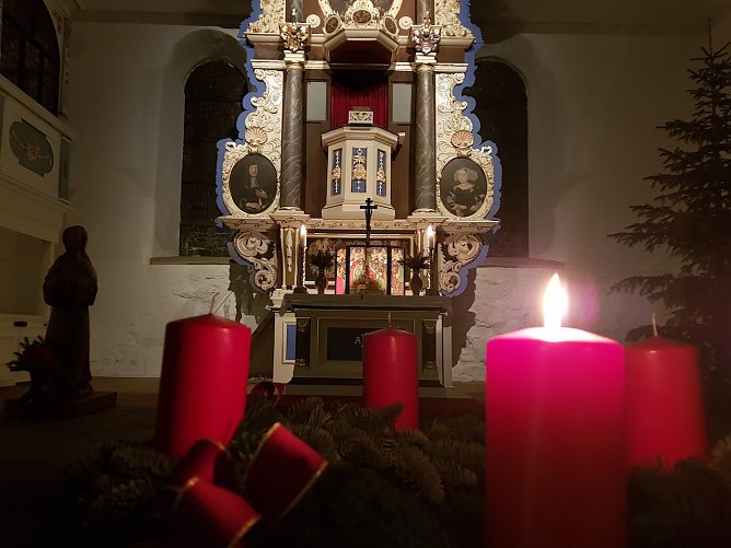 Advent in der St. Bartholomäus-Kirche Wiehe (Foto: Pfarrer Helfried Maas) Advent in der St. Bartholomäus-Kirche Wiehe (Foto: Pfarrer Helfried Maas)