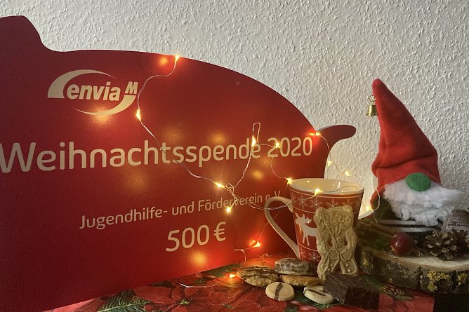 Spende f&uuml;r die Krabbelgruppe (Foto: Silvana Sch&auml;ffer)