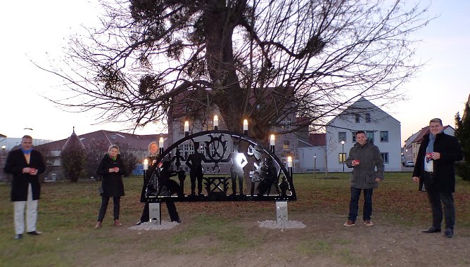 &Uuml;bergabe des Schwibbogens (Foto: Stadtverwaltung Bad Frankenahsuen)