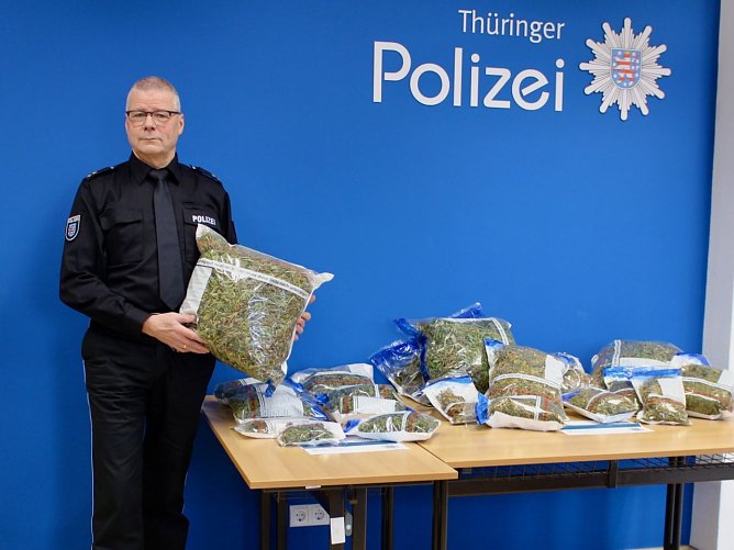 H.J. Feierabend Polizeichef im Kyffh&auml;userkreis und Dienststellenleiter in Sondershausen mit sichergestellter Ware (Foto: Eva Maria Wiegand)