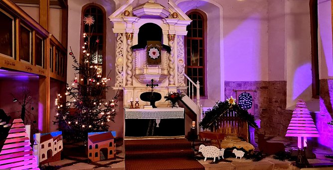 Geschm&uuml;ckte Kirche in Badra (Foto: Grit Posern)