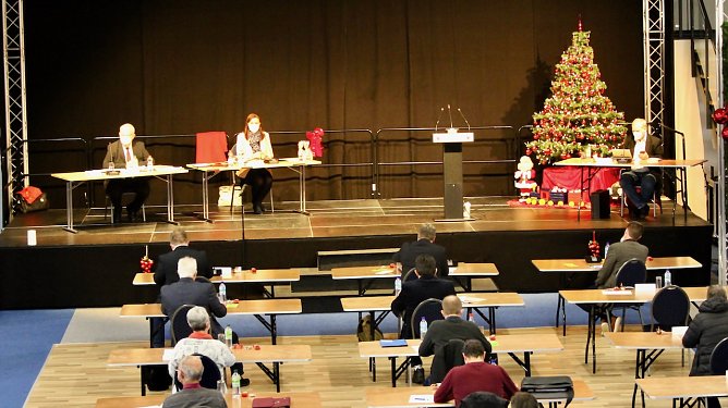 Letzte Kreistag in diesem Jahr fand in der Rotbart Arena statt (Foto: Eva Maria Wiegand)