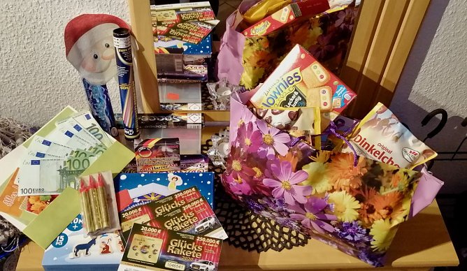 Das Christkind hat auf unserer Flurgarderobe f&uuml;r unsere kleine Familie etwas abgestellt. (Foto: Nico Weber Sondershausen)