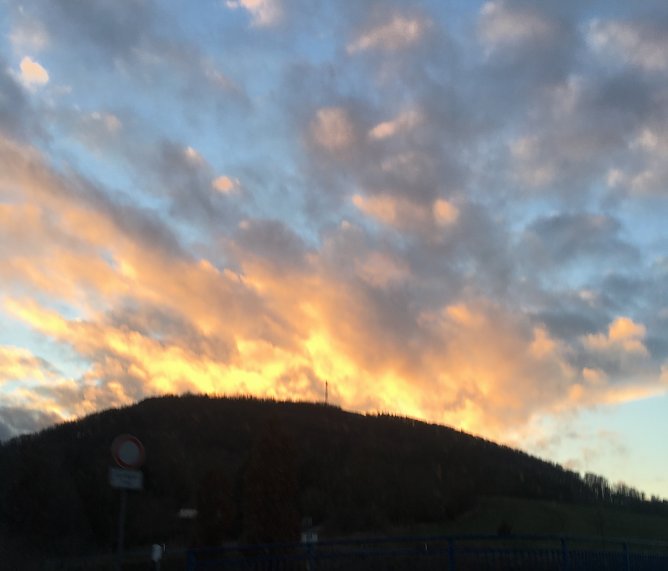 Sonnenuntergang auf dem Weg nach Sondershausen (Foto: B&auml;rbek Biermann)