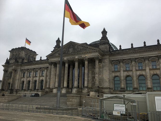 Dunkle Wolken nicht nur &uuml;ber dem Reichstagsgeb&auml;ude in berlin (Foto: Nnz-Archiv)