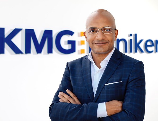 Sprechstunde beim Schulterspezialisten: Chirurg M. Kenawy (Foto: KMG Kliniken Beteiligungs GmbH) Sprechstunde beim Schulterspezialisten: Chirurg M. Kenawy (Foto: KMG Kliniken Beteiligungs GmbH)