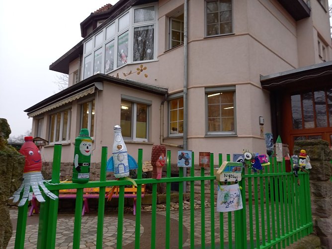 "Zaungucker" an der Kindervilla (Foto: Integrative Kindertagesst&auml;tte "Kindervilla")