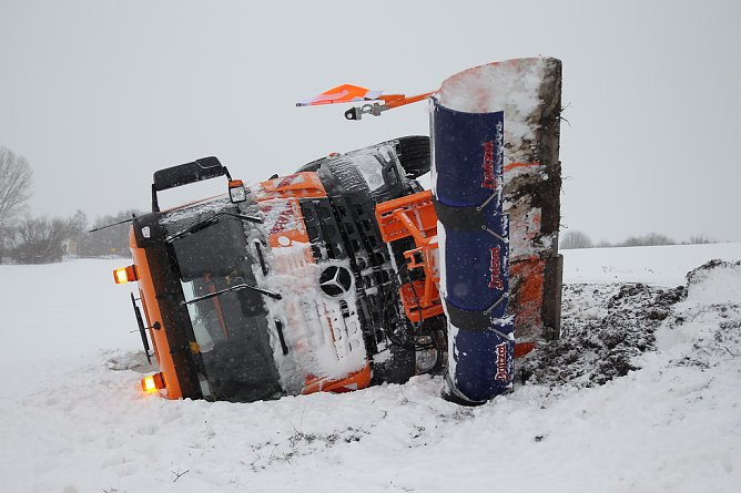 Verunglücktes Räumfahrzeug bei Wolkramshausen (Foto: S.Dietzel) Verunglücktes Räumfahrzeug bei Wolkramshausen (Foto: S.Dietzel)