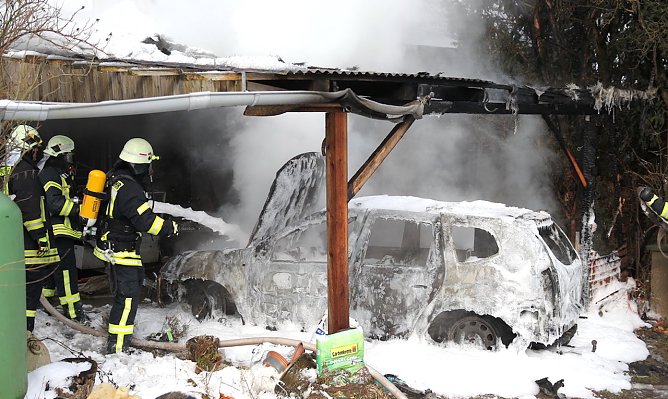 Auto in NIederspier brennt komplett aus (Foto: Silvio Dietzel) Auto in NIederspier brennt komplett aus (Foto: Silvio Dietzel)