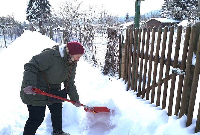Schneebeseitigung in Gartenanlage Gl&uuml;ckauf (Foto: T. Leipold)