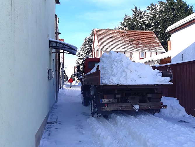 Schneeberäumung in Schernberg (Foto: Ortsteilbürgermeisterin Heidrun Schimke) Schneeberäumung in Schernberg (Foto: Ortsteilbürgermeisterin Heidrun Schimke)