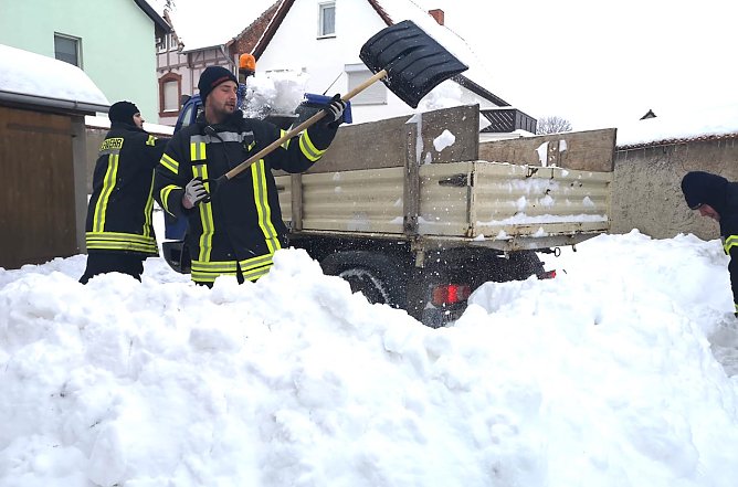 Feuerwehr in Schneeeinsatz (Foto: Verwaltung Oberheldrungen) Feuerwehr in Schneeeinsatz (Foto: Verwaltung Oberheldrungen)