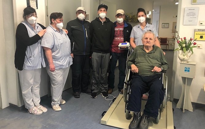 Die Rollstuhlwaage erleichtert das Arbeiten f&uuml;r die Mitarbeiter und ist f&uuml;r die betroffenen Bewohner ein echter Zugewinn. (Foto: Karina Krausholz-Diakonieverbund Kyffh&auml;user Novalis gGmbH)