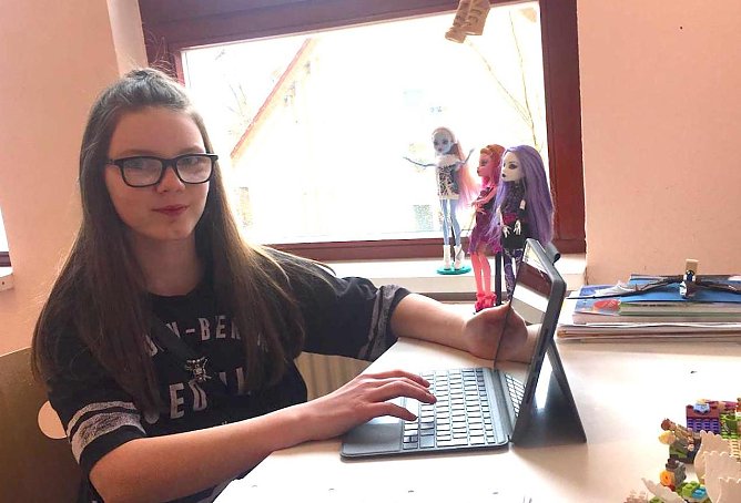 Freude &uuml;ber geliehenes ipad (Foto: Diakonieverbund Kyffh&auml;user Novalis )