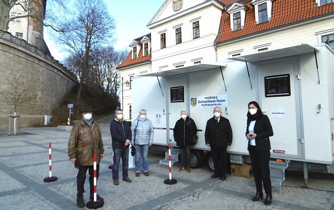 Kostenlose PoC-Antigen-Schnelltests (auf dem Marktplatz in Sondershausen) im Beisein von Frau Landr&auml;tin Antje Hochwind-Schneider (SPD). (Foto: Landratsamt Sondershausen)