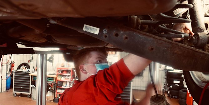 Azubi Tim Borchardt bei der Arbeit: zumindest beim praktischen Lernen m&uuml;ssen in der Werkstatt keine Abstriche gemacht werden (Foto: agl)