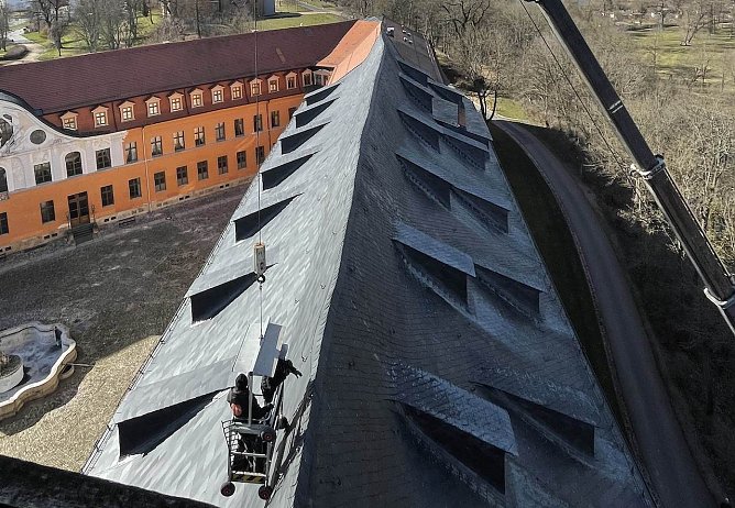 Arbeit in luftiger H&ouml;he: Mit einem Krankorb pr&uuml;fen Dachdecker die Schieferd&auml;cher von Schloss Sondershausen (Foto: Manuel Mucha- Stiftung Th&uuml;ringer Schl&ouml;sser und G&auml;rten)