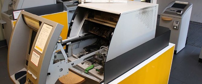 Gesprengter Geldausgabeautomat in der Nordh&auml;user Filiale der Commerzbank (Foto: Polizei)