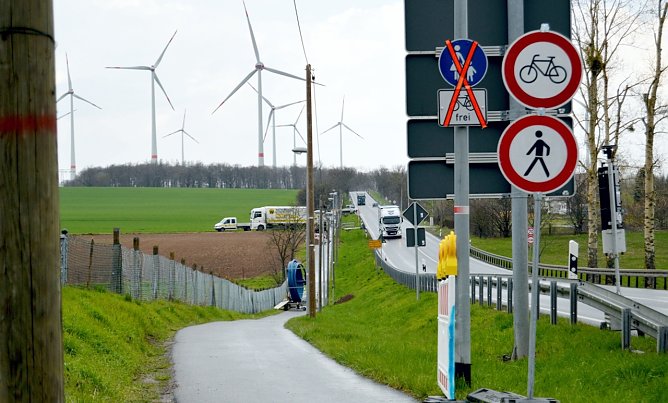 Sperrung des Rad- und Gehwegs zwischen der Fu&szlig;g&auml;ngerquerung Anger und dem Heidehaus im Sondersh&auml;user Ortsteil Gro&szlig;furra/Neuheide  (Foto: Stadtverwaltung Stadt Sondershausen)