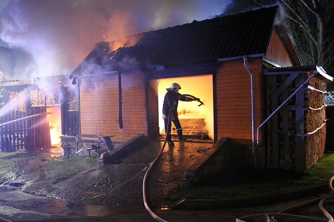 Garagenbrand in Feldengel (Foto: S. Dietzel) Garagenbrand in Feldengel (Foto: S. Dietzel)