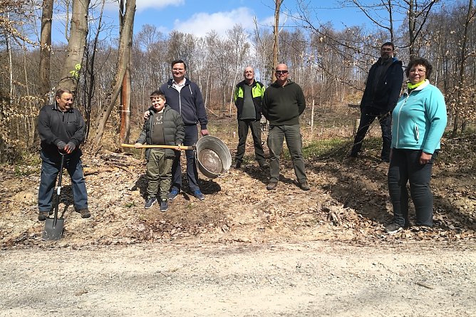 3.v.l.Stefan Schard (CDU) mit Vertretern des Vereins Statt Urwald�Kulturwald" auf einer Schadfl&auml;che beim Grass" in der N&auml;he von Sondershausen  (Foto: Stefan Schard CDU  -privates Foto-)