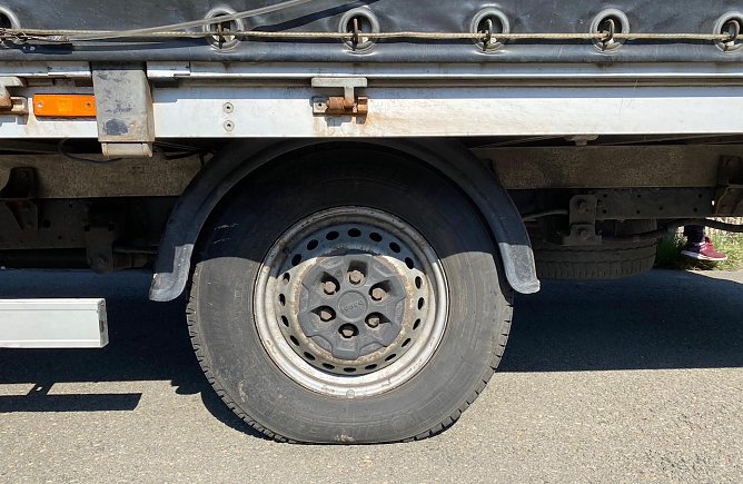 Das macht der beste Reifen nicht mit: Dreifache &Uuml;berladung eines Kleintransporters (Foto: Autobahnpolizei)