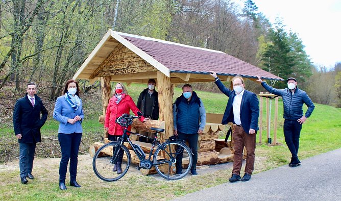 vl. Rene' Leipnitz (Vorstandsmitglied der Kyffh&auml;usersparkasse); Landr&auml;tin Antje Hochwind-Schneider; Dagmar Sonneck (Kundenberaterin Kyffh&auml;user Sparkasse); Herr J&auml;ger; J&uuml;rgen Rauschenbach (FAU); Hans-Christoph Schmidt (Chef Stadtwerke Sondershausen); Marco Wohlenberg (Koordinator Stadtradeln).  (Foto: Eva Maria Wiegand)